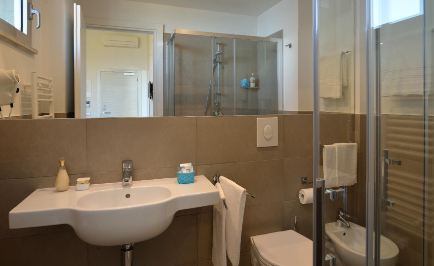 media.Bagno_Camera_Comfort_Hotel_Delle_Nazioni_Pesaro (1)